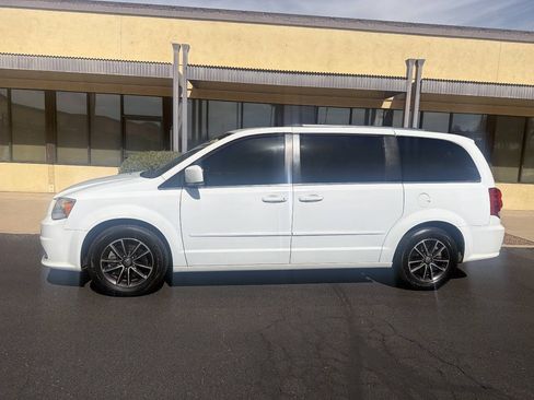 Used 2017 Dodge Grand Caravan SXT w/ Rear Park Assist Package FWD image 4