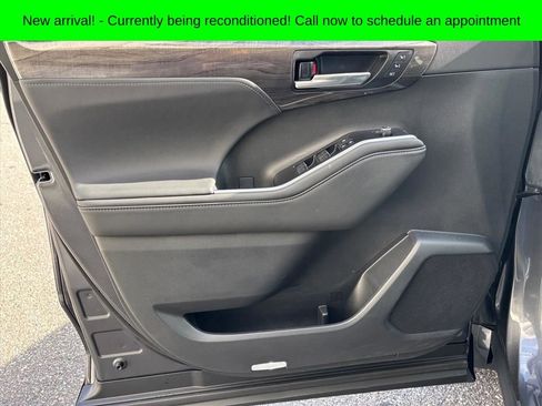 Used 2025 Toyota Highlander Limited image 9