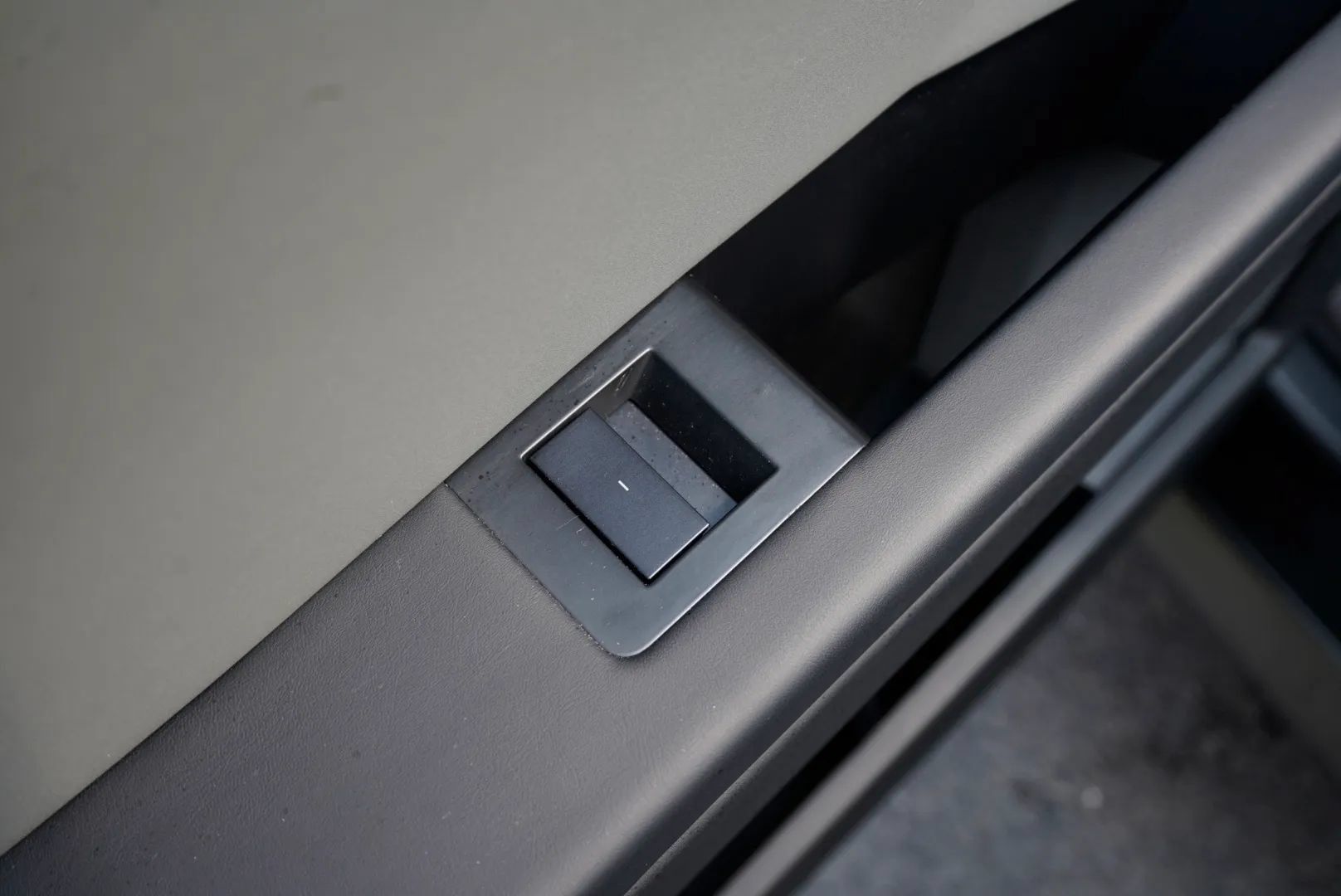 Used 2024 Tesla Cybertruck AWD Crew Cab image 31