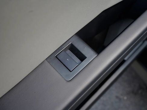 Used 2024 Tesla Cybertruck AWD Crew Cab image 31
