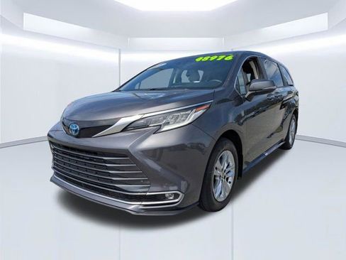 Used 2025 Toyota Sienna Limited FWD image 8