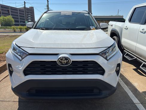 Used 2020 Toyota RAV4 XLE w/ Convenience Package image 2