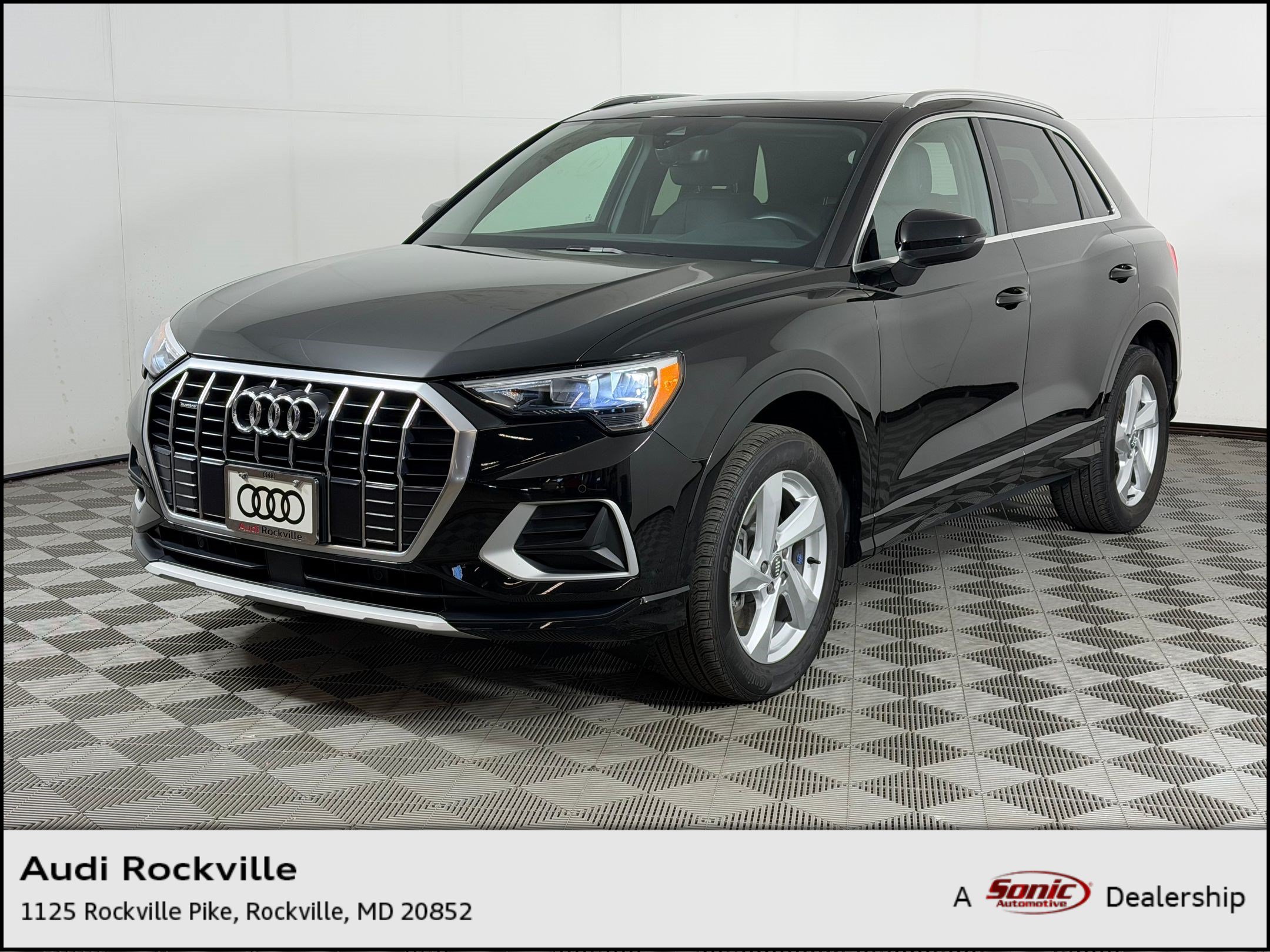 Used 2020 Audi Q3 2.0T Premium w/ Convenience Package AWD/4WD image 1