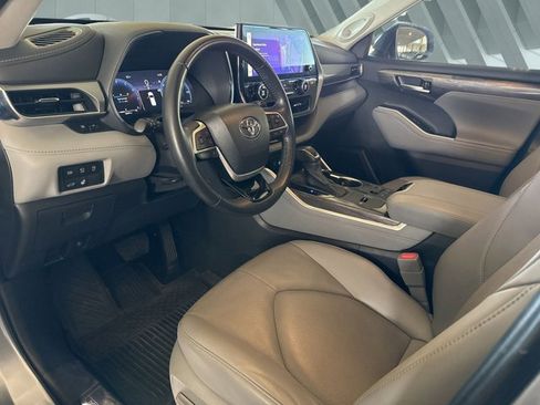 Used 2023 Toyota Highlander Platinum image 11
