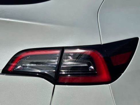 Used 2025 Tesla Model Y Long Range image 31