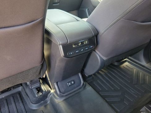 Used 2021 Toyota Highlander L image 10