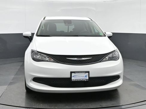 Used 2023 Chrysler Voyager LX image 2