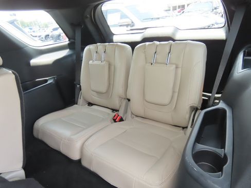 Used 2018 Ford Explorer XLT FWD image 16