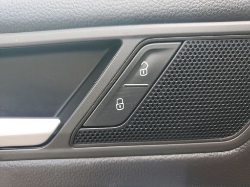 Used 2019 Volkswagen Tiguan SE w/ Panoramic Sunroof Package FWD image 29