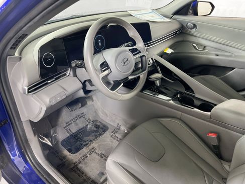 Used 2023 Hyundai Elantra SEL w/ Convenience Package image 9