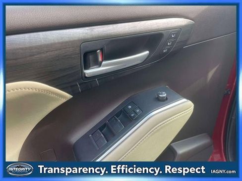 Used 2021 Toyota Highlander Platinum AWD/4WD image 18