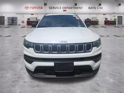 Used 2023 Jeep Compass Latitude AWD/4WD image 3