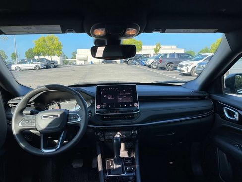 Used 2025 Jeep Compass Latitude w/ Convenience Group AWD/4WD image 5