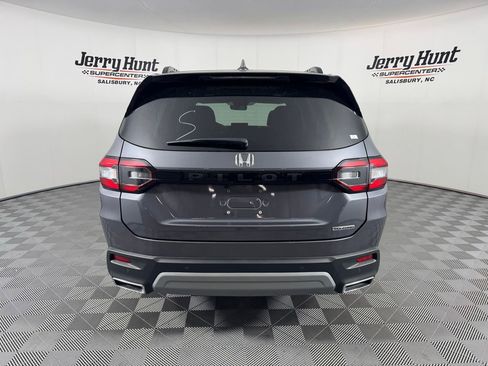 Used 2025 Honda Pilot Touring image 7