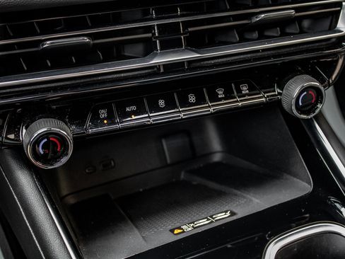 Used 2024 Chevrolet Traverse Z71 image 36