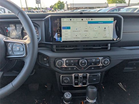 Used 2025 Jeep Gladiator Sport AWD/4WD image 17
