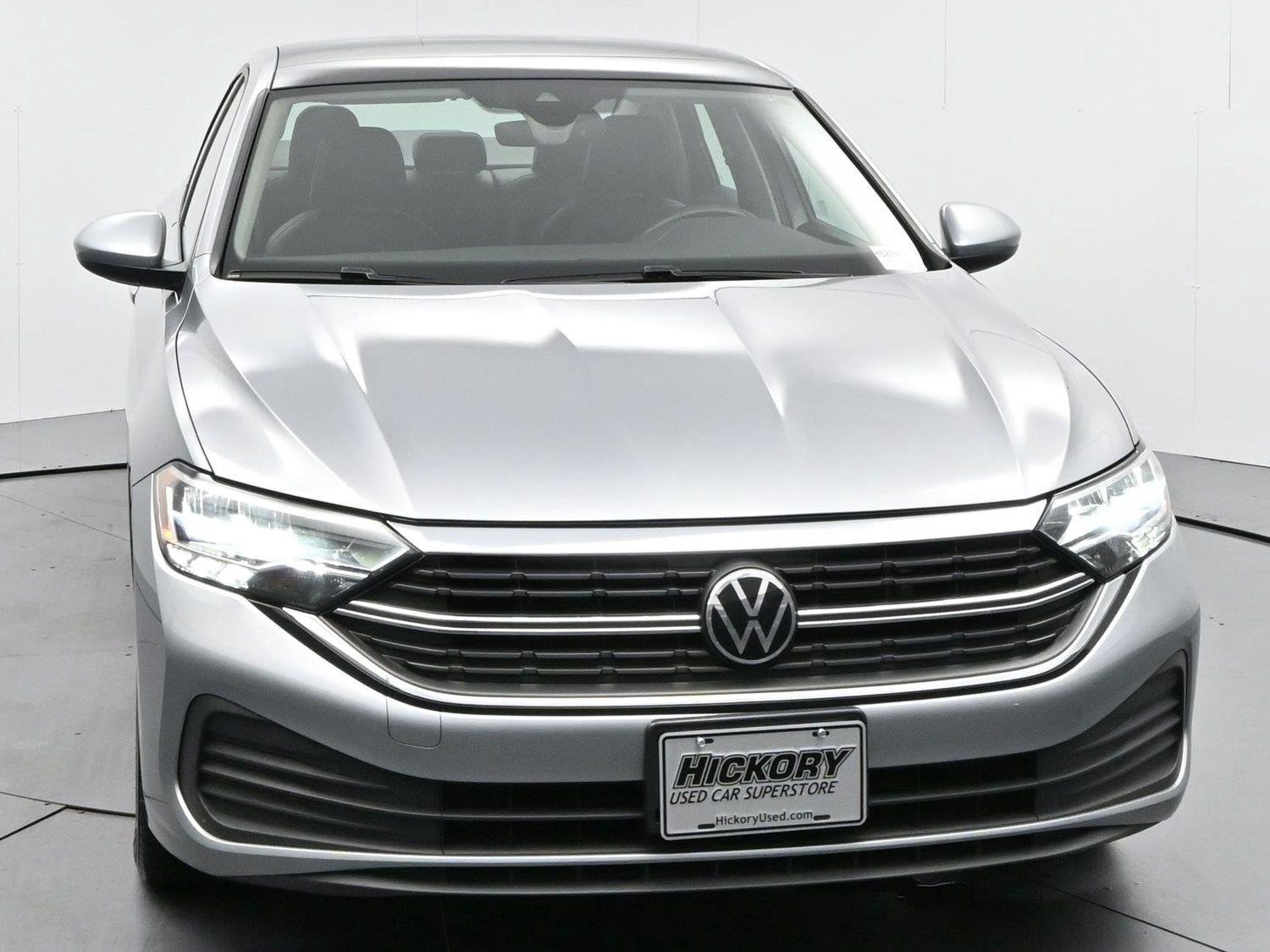 Used 2024 Volkswagen Jetta SE FWD image 2