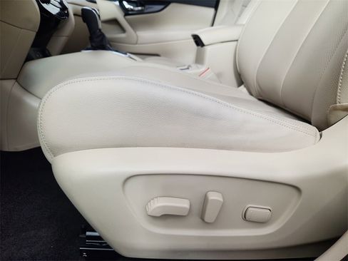 Used 2020 Nissan Rogue SL w/ Premium Package image 12