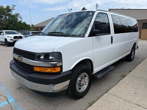 Used 2025 Chevrolet Express 3500 LT w/ LT Preferred Equipment Group RWD image 4