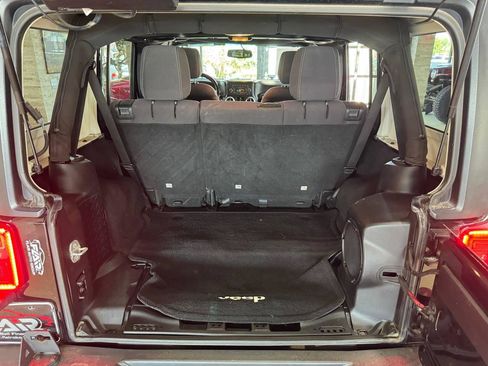 Used 2014 Jeep Wrangler Unlimited Sahara w/ Connectivity Group AWD/4WD image 32