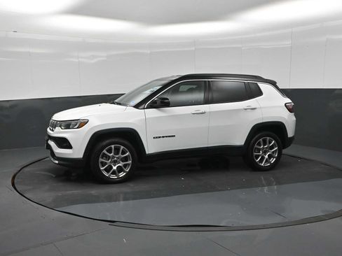 Used 2025 Jeep Compass Limited AWD/4WD image 4