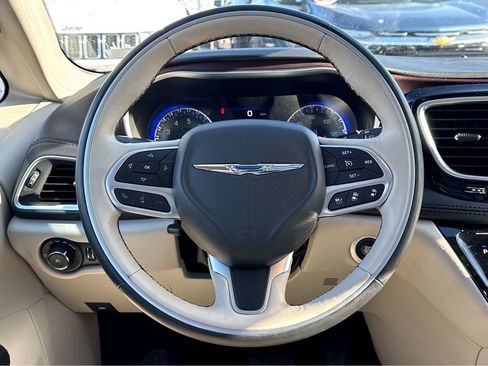 Used 2017 Chrysler Pacifica Limited image 16