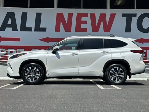 Used 2021 Toyota Highlander XLE AWD/4WD image 2