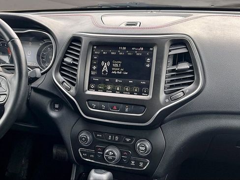 Used 2019 Jeep Cherokee Trailhawk image 7