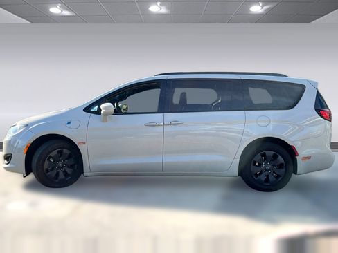 Used 2020 Chrysler Pacifica Touring-L w/ S Appearance Package image 2