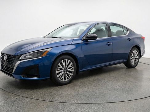 Used 2025 Nissan Altima 2.5 SV image 3