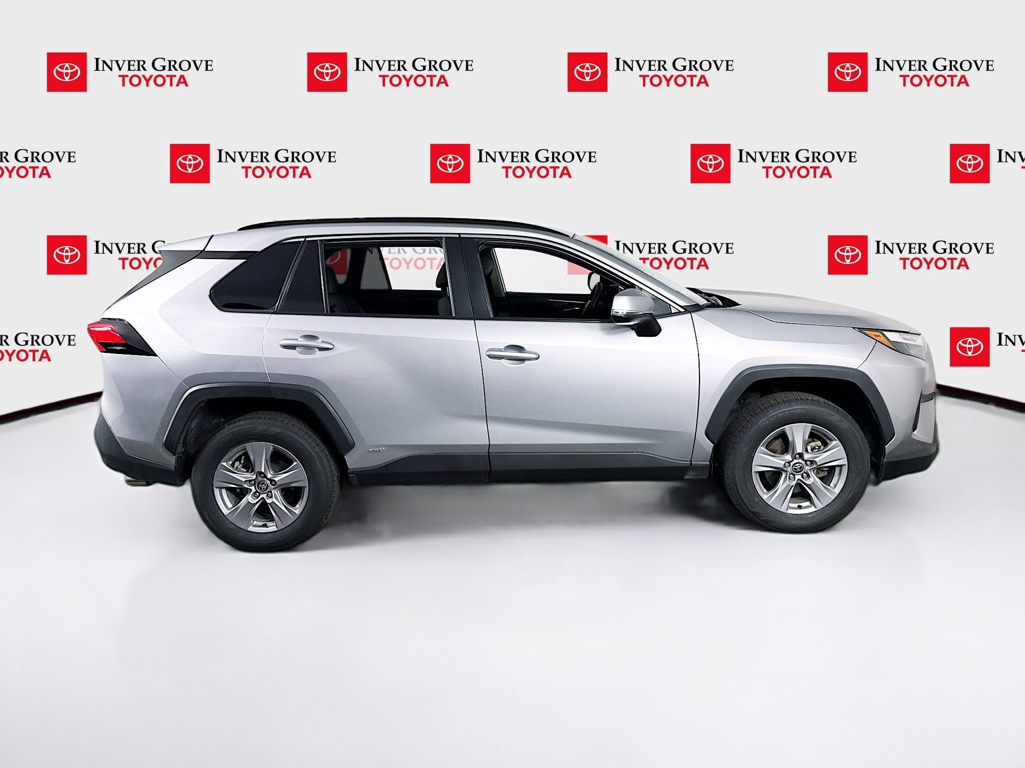 Used 2022 Toyota RAV4 XLE w/ Convenience Package AWD/4WD image 4