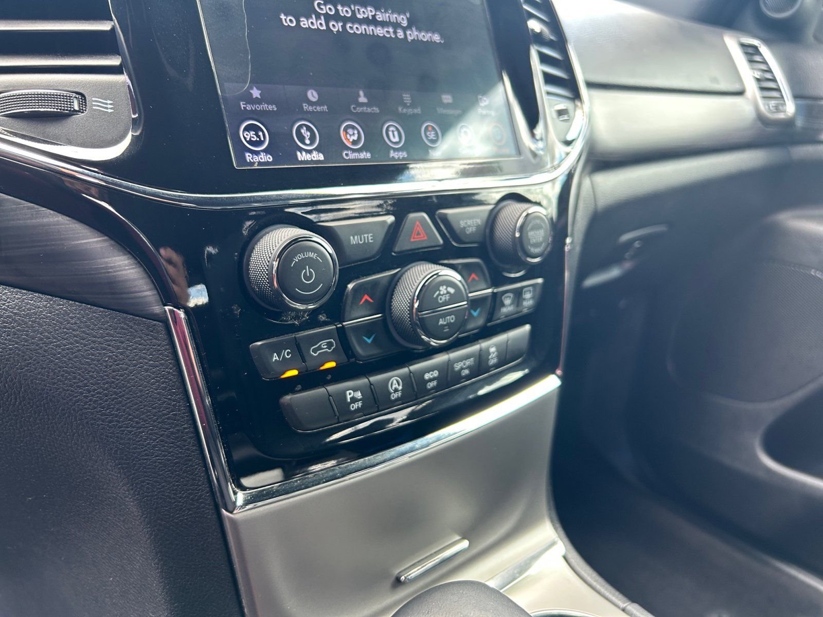 Certified 2019 Jeep Grand Cherokee Laredo w/ 18" Wheel & 8.4" Radio Group AWD/4WD image 12