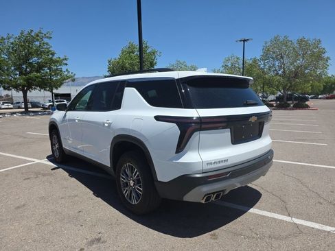 Used 2025 Chevrolet Traverse LT FWD image 4