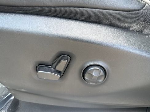 Used 2023 Chrysler Pacifica Limited FWD image 11