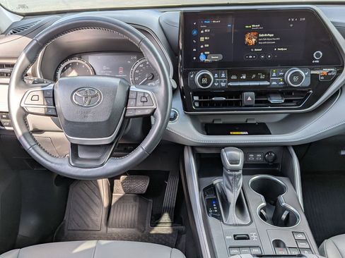 Used 2023 Toyota Highlander XLE AWD/4WD image 29