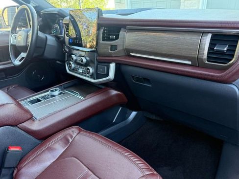 Used 2023 Ford Expedition Limited RWD image 15