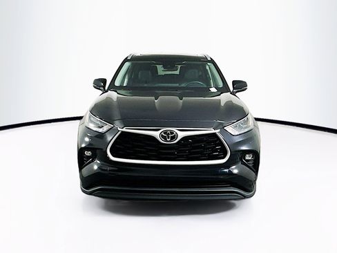 Used 2025 Toyota Highlander XLE image 2
