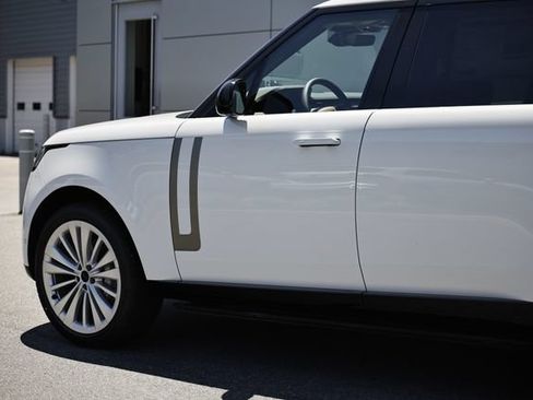 New 2026 Land Rover Range Rover Long Wheelbase SE AWD/4WD image 9