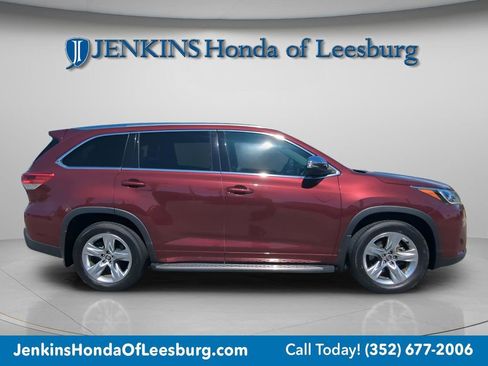 Used 2017 Toyota Highlander Limited image 3