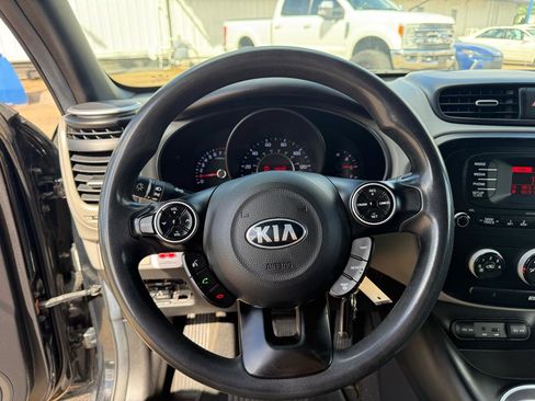 Used 2015 Kia Soul + FWD image 11