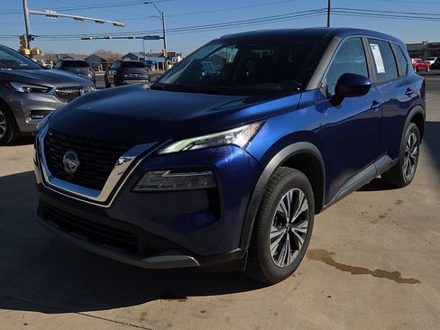 Used 2023 Nissan Rogue SV image 2