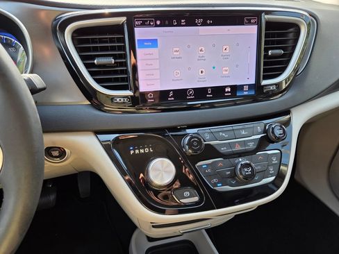 Used 2023 Chrysler Pacifica Touring-L FWD image 23