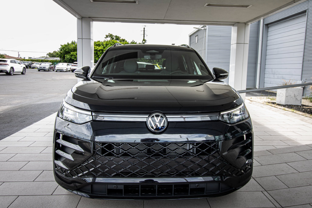 New 2026 Volkswagen Tiguan SE R-Line FWD image 9