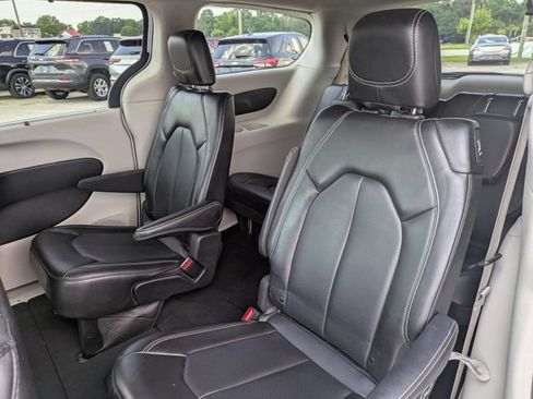 Used 2024 Chrysler Pacifica Touring-L FWD image 25