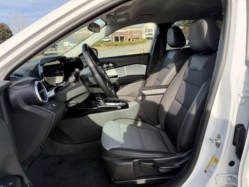 Used 2025 Chevrolet Trax LT w/ LT Convenience Package image 13