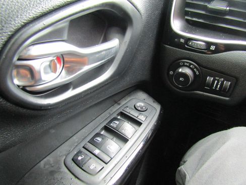 Used 2019 Jeep Cherokee Latitude Plus image 19