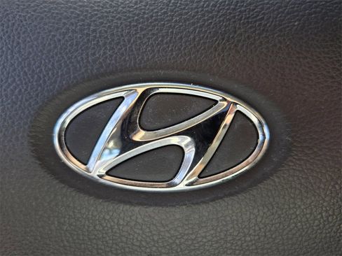 Used 2023 Hyundai Venue SEL image 28