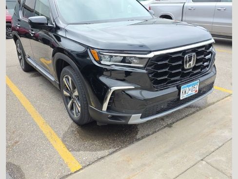 Used 2023 Honda Pilot Touring image 1