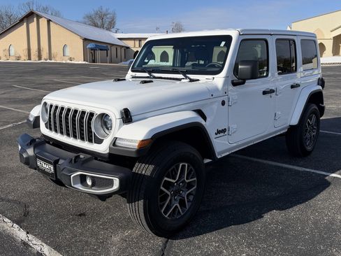 Used 2025 Jeep Wrangler Sahara image 2