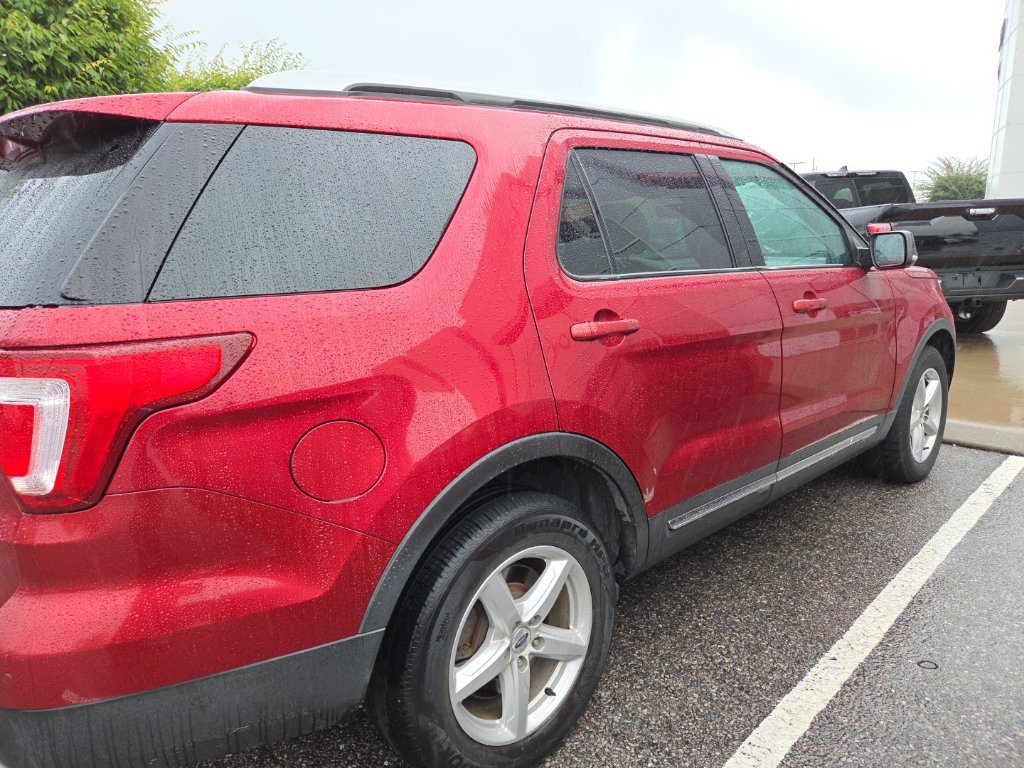 Used 2017 Ford Explorer XLT w/ Equipment Group 202A AWD/4WD image 3